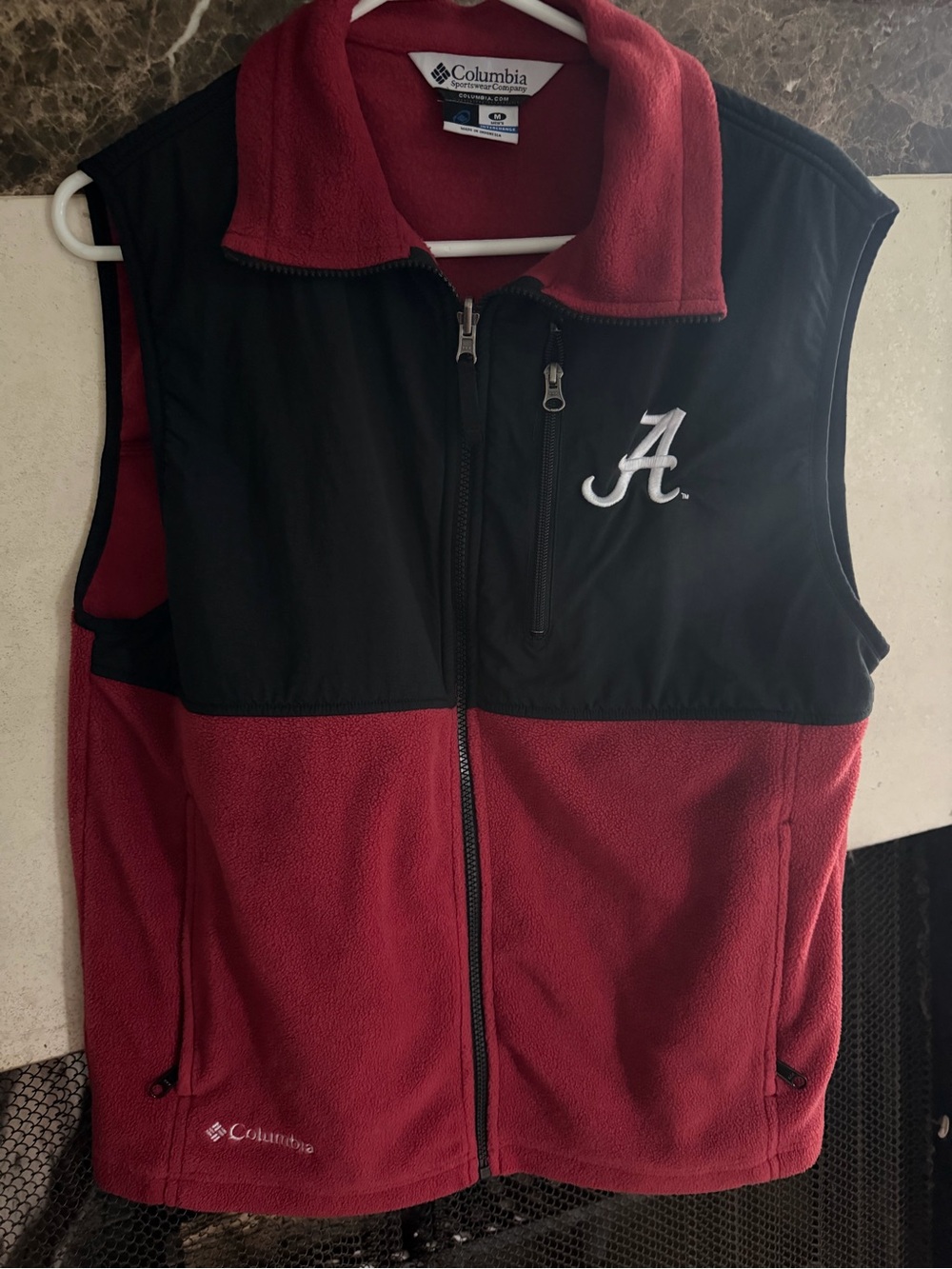 Columbia Men’s University of Alabama Two-Tone Red and Black Fleece Vest
